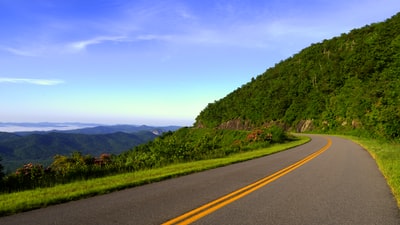 多云天山边路